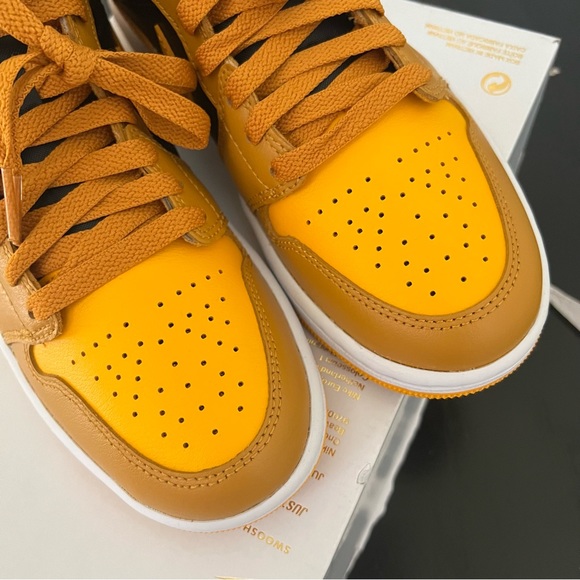 ✔️EUC✔️ NIKE Air Jordan 1 Mid Chutney Taxi - Picture 5 of 11